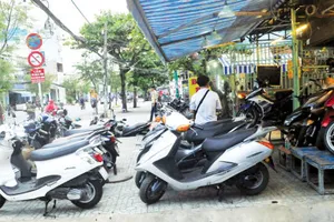 Bày bán xe máy trên vỉa hè đường Phạm Thế Hiển, quận 8, TPHCM