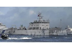 Tàu hải giám Trung Quốc (giữa) gần khu vực quần đảo tranh chấp Senkaku/Điếu Ngư trên Biển Hoa Đông. Ảnh: TTXVN