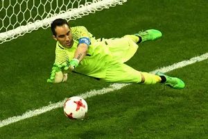 Claudio Bravo đang được chờ đợi sẽ mang niềm tin từ tuyển Chile trở lại Man.City