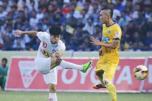 Công Phượng vẫn chưa đủ “sáng” để giúp phố Núi tìm được chiến thắng. Ảnh: T.L