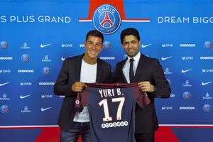 Yuri Berchiche (trái) chính là một bổ sung cần thiết cho vị trí hậu vệ cánh trái của PSG.