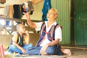 Ông Rơ Châm Nha lo lắng kể khan thất truyền vì lớp trẻ không mặn mà              Ảnh: HỮU PHÚC