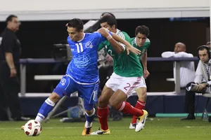 El Salvador (trái) khó tránh thất bại trước Mexico.