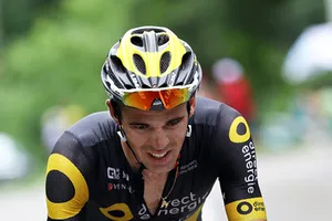 Lilian Calmejane căng sức trên đường đua.