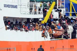 Tàu chở người di cư được cứu trên biển Địa Trung Hải cập cảng Catania thuộc đảo Sicily, Italy ngày 21-3-2017