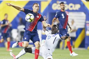 Costa Rica (trái) cần giành thắng lợi để hy vọng nhất bảng.