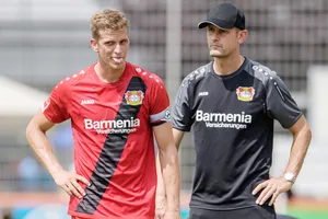  HLV Heiko Herrlich (phải) trong một buổi tập của Leverkusen.