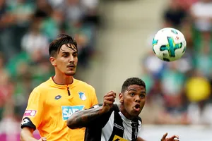  Cầu thủ trẻ Kwame Yeboah (phải) đã thi đấu rất tập trung tại Telekom Cup