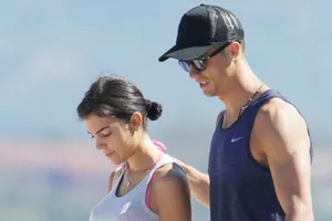 Bạn gái Ronaldo lộ rõ bụng bầu.