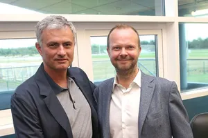 Jose Mourinho hy vọng cuộc gặp với Ed Woodward (phải) sẽ giúp tình hình tích cực hơn.