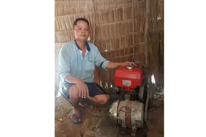 anh Đoàn Hữu Đức và chiếc máy phát điện duy nhất  ở xóm “mù” điện 