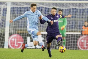 Federico Bernardeschi (phải, Fiorentina) có cái chân trái rất dẻo.