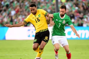 amaica (trái) khó cản bước Mexico.