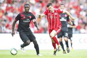 Robert Lewandowski (phải) đã không thể đe dọa được khung thành của AC Milan, dù chỉ một lần.