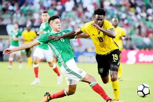 Mexico (trái) đã thất bại trước Jamaica.