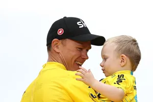 Chris Froome chia sẻ niềm vui với con trai của mình.