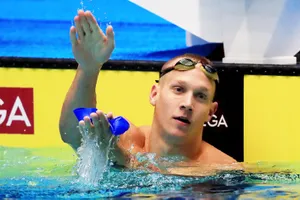 Caeleb Dressel ăn mừng chiến thắng ở đích đến.