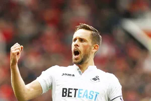 Swansea đang phải chật vật giữ chân ngôi sao sáng nhất đội bóng.