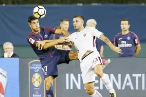 Marco Tumminello (phải, Roma) tranh bóng với cầu thủ Paris SG.