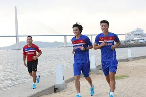 Các cầu thủ tập nhẹ làm quen thời tiết ở Hàn Quốc để tập luyện vào sáng nay. Ảnh: T.L