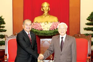 Tổng Bí thư  Nguyễn Phú Trọng tiếp đồng chí Kikeo Khaykham Phithoun, Bí thư Trung ương Đảng, Trưởng ban Tuyên huấn Trung ương, Chủ tịch Hội đồng Khoa học Xã hội Lào dẫn đầu Đoàn đại biểu Đảng Nhân dân Cách mạng Lào sang thăm và tham dự Hội thảo Lý luận lầ