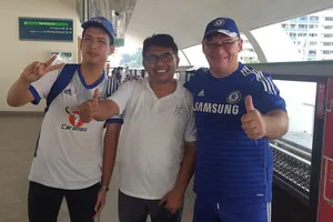 Tác giả và các CĐV Chelsea đến từ những đất nước khác nhau