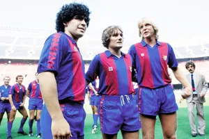 Maradona (trái) và Schuster (phải) đều rời bỏ Barca ở đỉnh cao phong độ