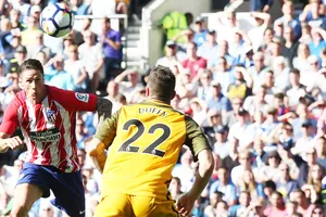 Torres và pha đánh đầu ghi bàn vào lưới Brighton.