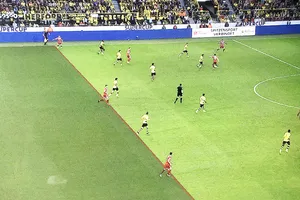 Đường vạch chuẩn trên màn hình cho thấy Joshua Kimmich không rơi vào thế việt vị.