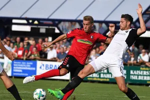 Freiburg (trái) khó có thể lặp được phong độ xuất sắc như ở mùa trước.