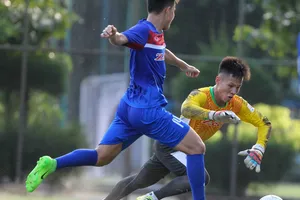 HLV Hữu Thắng đã loại thủ môn Sỹ Huy (phải) khỏi danh sách. Ảnh: Hoàng Hùng