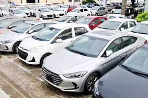 Xe ô tô được bày bán tại một cửa hàng ở TPHCM   Ảnh: Thành Trí