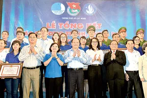 Phó Bí thư  Thường trực  Thành ủy TPHCM  Tất Thành Cang  chúc mừng  các chiến sĩ  Mùa hè xanh.  Ảnh: VIỆT DŨNG