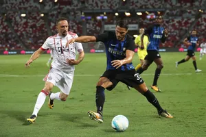 Danilo Dambrosio (phải, Inter) kiểm soát bóng trước Franck Ribery (Bayern Munich).