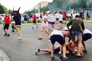 Cảnh sát Pháp bắt giữ một hooligan bên ngoài sân State de Velodrome ở Euro 2016. 