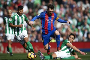 Barca của Messi (giữa) cần thắng Betis để vực dậy tinh thần.
