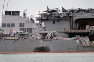 Tàu khu trục Mỹ USS John S. McCain bị hư hỏng sau vụ va chạm neo tại căn cứ hải quân Changi của Singapore, ngày 22-8-2017. Ảnh: AP