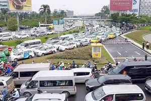Phương tiện chen chúc nhau tại khu vực trước sân bay  Tân Sơn Nhất (quận Tân Bình, TPHCM)  