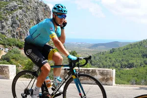 Alexey Lutsenko trên đường đèo chặng 5.