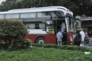 Xe đậu chờ đón khách trên đường An Dương Vương chiều 8-9-2017  Ảnh: THÀNH TRÍ