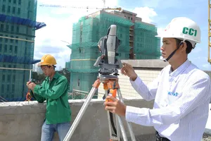 Công nhân Tổng công ty Xây dựng số 1 thi công trên công trình    Ảnh: THÀNH TRÍ