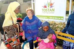 Bà Molly Melching (giữa)