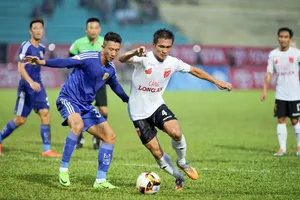 Long An (phải) trầy trật với mục tiêu trụ hạng. Ảnh: DŨNG PHƯƠNG