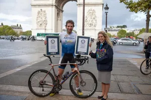 Kỷ lục mới đi xe đạp vòng quanh thế giới