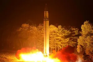 Triều Tiên phóng tên lửa đạn đạo xuyên lục địa (ICBM) Hwasong-14, ngày 29-7-2017. Ảnh: KCNA/REUTERS