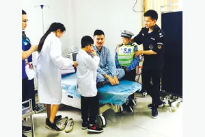 Bệnh nhi làm cảnh sát và bác sĩ 