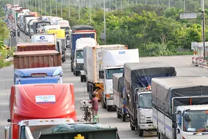 Phương tiện giao thông nối đuôi nhau vào vòng xoay Mỹ Thủy     Ảnh: THÀNH TRÍ