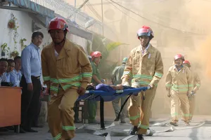 Diễn tập phòng cháy chữa cháy ở khu phố