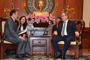 Bí thư Thành ủy Nguyễn Thiện Nhân (phải) tiếp ông Kiyoshi Ueda - Tỉnh trưởng tỉnh Saitama Nhật Bản. Ảnh: VOH