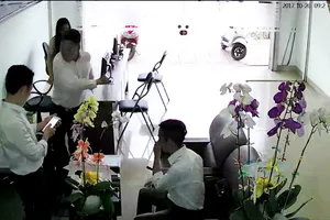 Ông Thiện (người đứng thứ 2 từ phải qua) đánh ông Bình xuống ghế. Ảnh chụp lại từ camera an ninh của văn phòng luật sư L.Q.T.